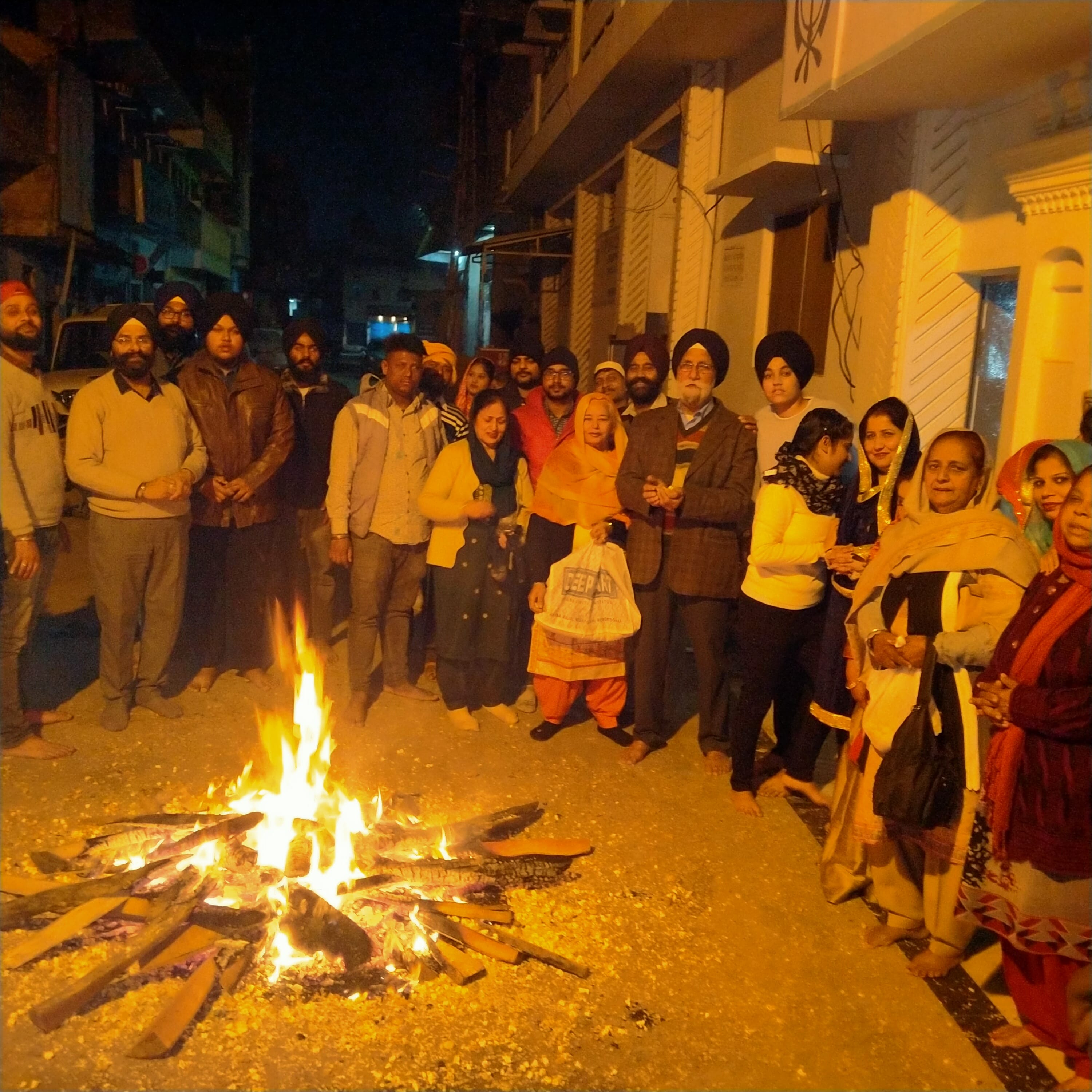 राबर्ट्सगंज गुरुद्वारा श्रीगुरुसिंहसभा के समीप लोहड़ी पंजाबी समाज के लोग।