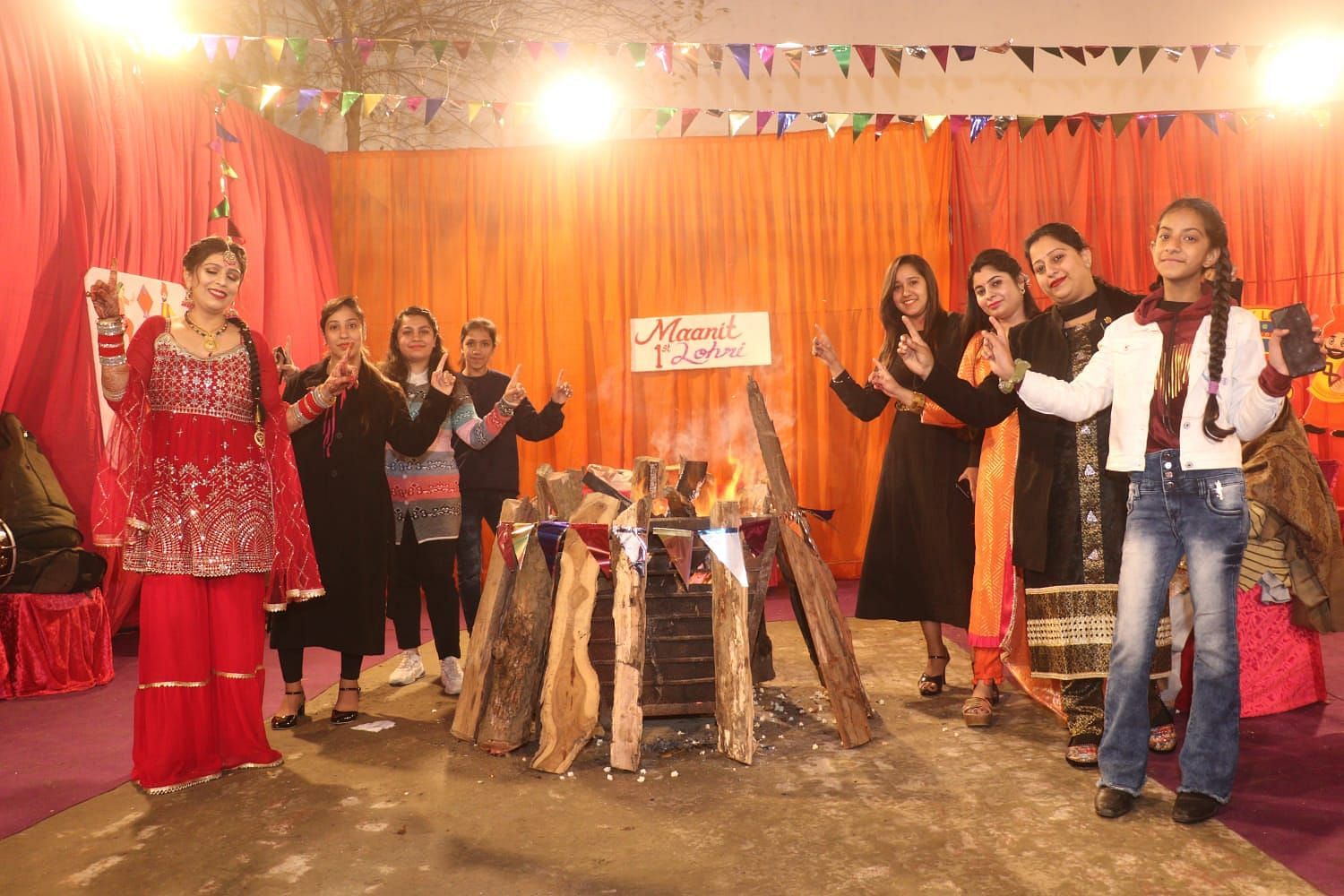 Des membres de la communauté sikhe célèbrent Lohri à Kashipur jeudi soir.  conversation