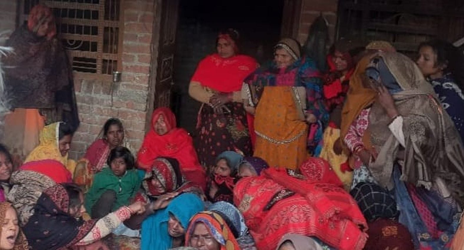 गांव बरुआ नगला में रोते बिलखते सुधीश के परिजन। संवाद