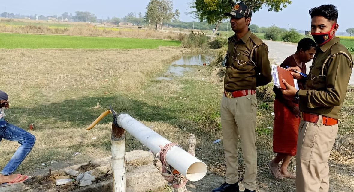 इंजन चोरी होने की जांच करती पुलिस। संवाद इंजन चोरी होने की जांच करती पुलिस। संवाद