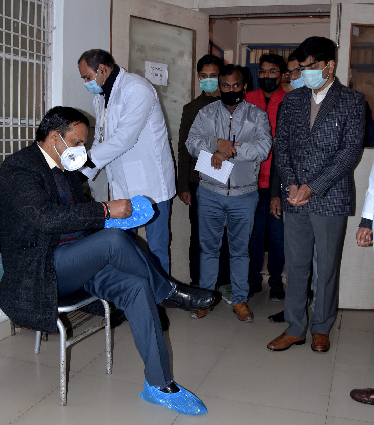 जिला अस्पताल में निरीक्षण के दौरान प्लास्टिक के बूट पहनते अपर मुख्य सचिव रजनीश दूबे जिला अस्पताल में निरीक्षण के दौरान प्लास्टिक के बूट पहनते अपर मुख्य सचिव रजनीश दूबे