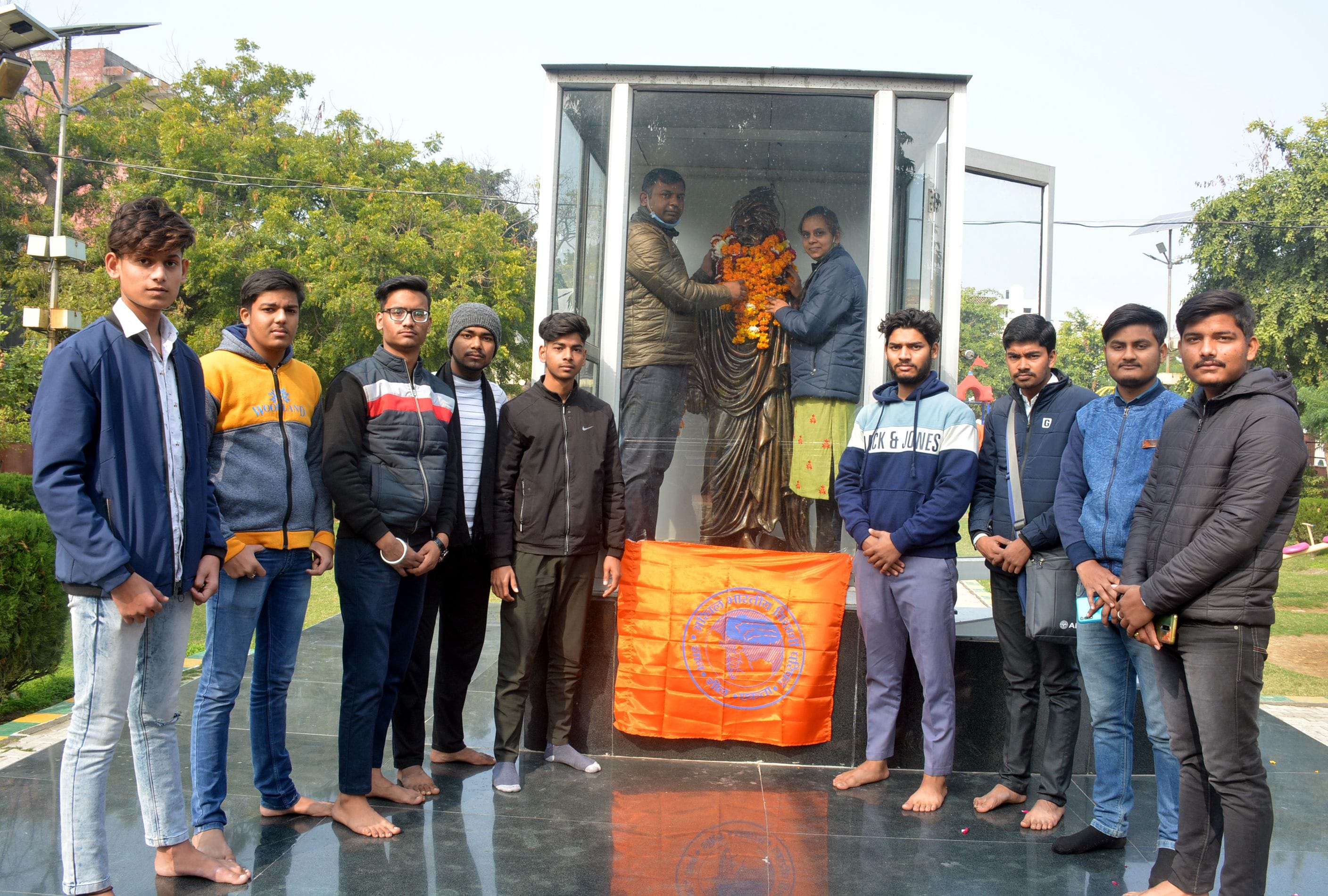 स्वामी विवेकानंद की प्रतिमा पर माल्यार्पण करते एबीवीपी के कार्यकर्ता।