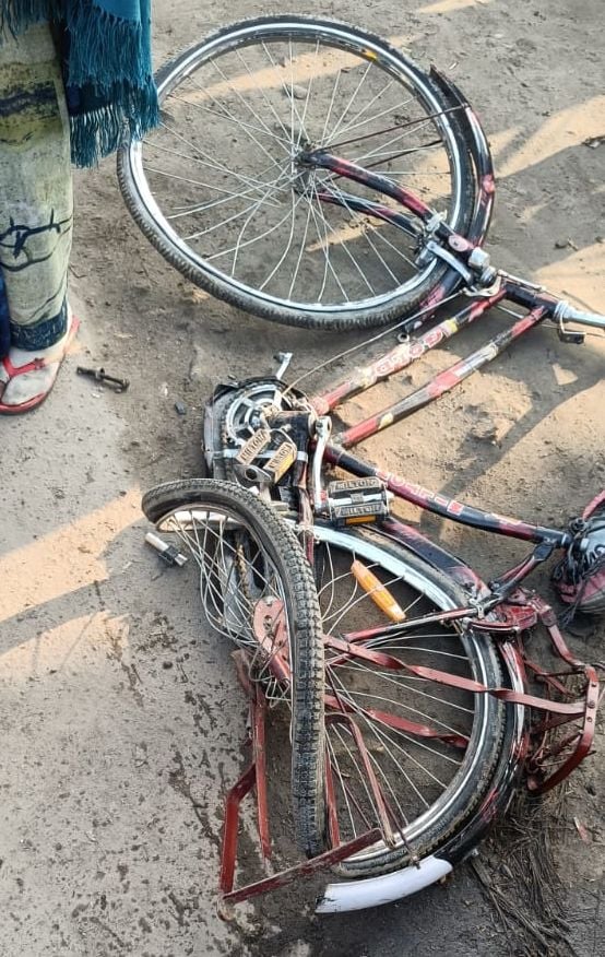 घटना स्थल पर पड़ी मृतक पारुल की छतिग्रस्त साइकिल। संवाद घटना स्थल पर पड़ी मृतक पारुल की छतिग्रस्त साइकिल। संवाद
