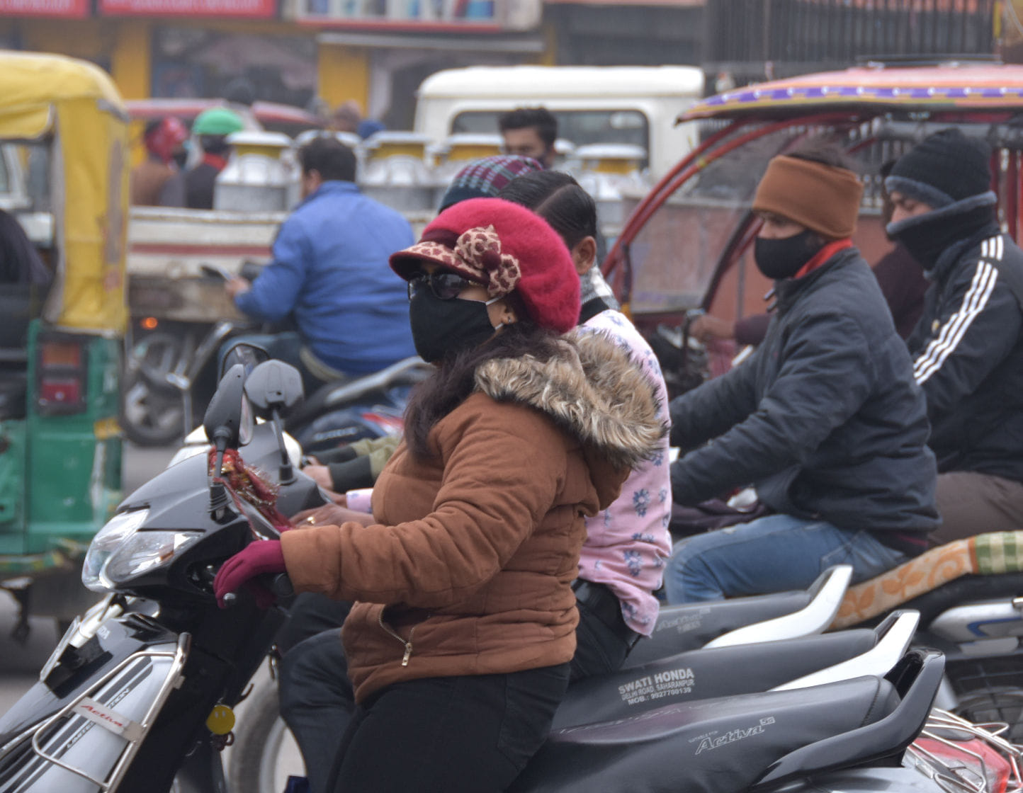 सहारनपुर में कोहरे और ठंड के दौरान  वाहनो पर जाते लोग