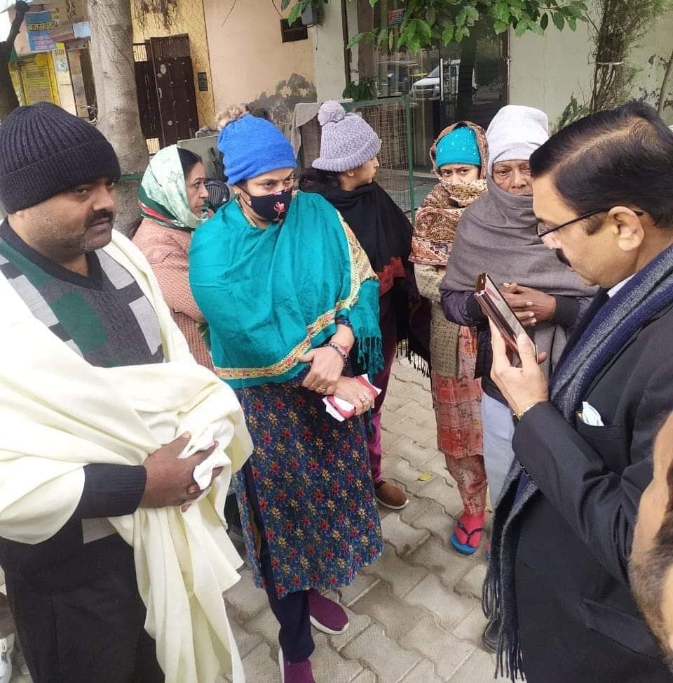 पानीपत। ओल्ड इंडस्ट्रियल एरिया में दौरा के दौरान  सीनियर डिप्टी मेयर दुष्यंत भट्ट के कार्यालय क?