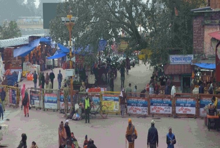 Ribuan Penyembah Mencapai Haridwar Untuk Mandi Di Sungai Gangga Di Makar Sankranti