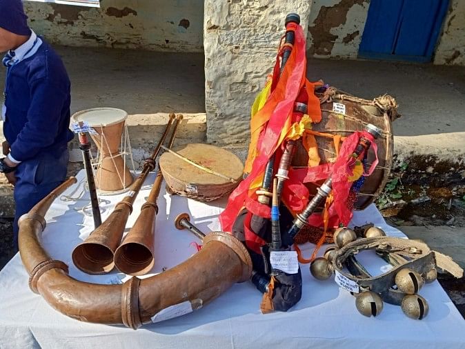 enseignant collectionnant des objets liés à la culture populaire Enseignant recueillant des objets liés à la culture populaire