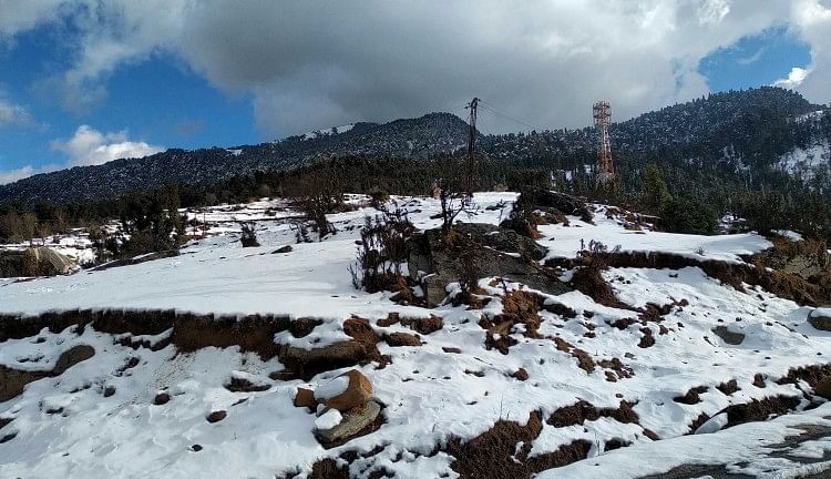 Les chutes de neige créent des dégâts – Les touristes profitent des chutes de neige à Kapkot, les passagers s’énervent