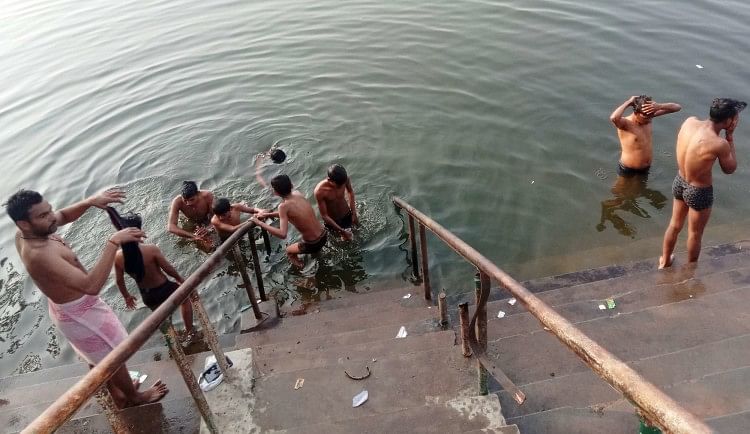 Mahoba News – Les gens se baignent, distribuent du khichdi sur Makar Sankranti