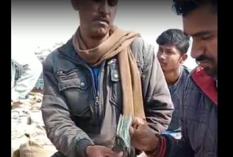 Damoh: Petani Diminta 100 Rupee Dengan Setiap Karung Gabah Di Pusat Pengadaan Padi, Video Viral
