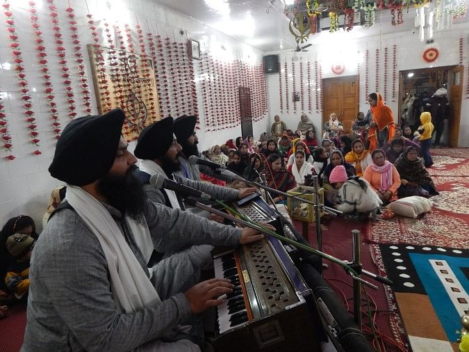 Orang-orang Komunitas Sikh Merayakan Festival Lohri Dengan Pomp