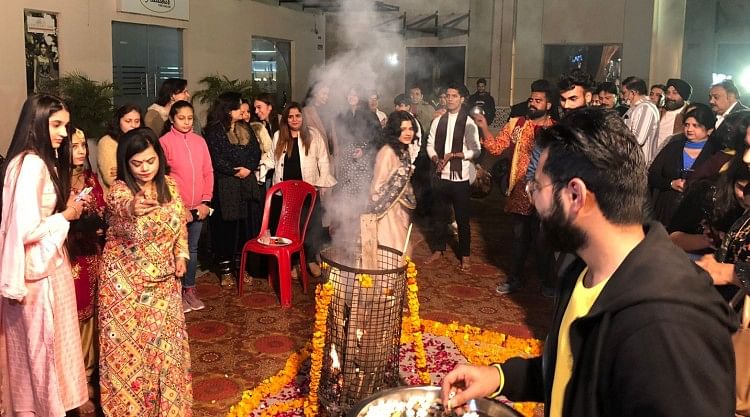 Lohri merayakan dengan kemegahan Lohri – Lohri dirayakan dengan kemegahan