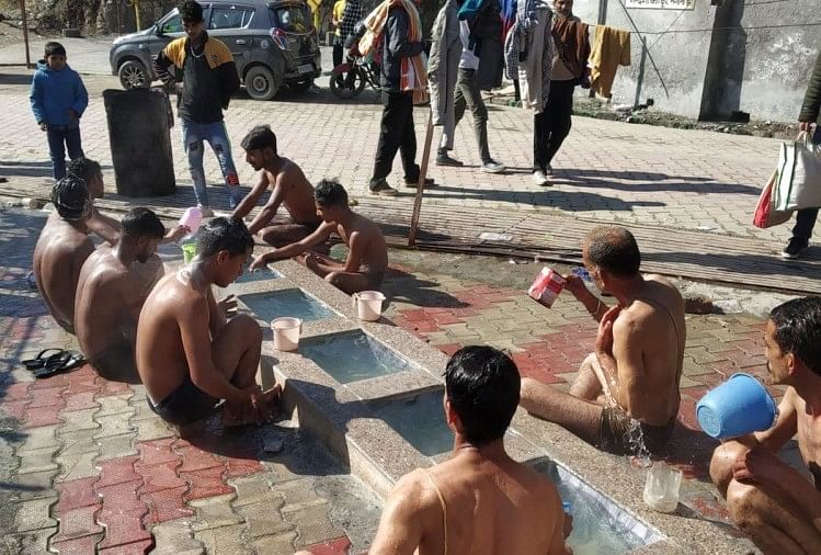 Himachal News: Les fidèles prennent un bain sacré à Tattapani sur Makar Sankranti 2022
