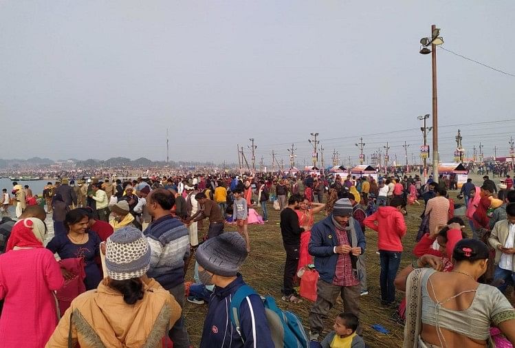 Prayagraj Magh Mela : des milliers de fidèles se baignent à Sangam sur Makar Sankranti