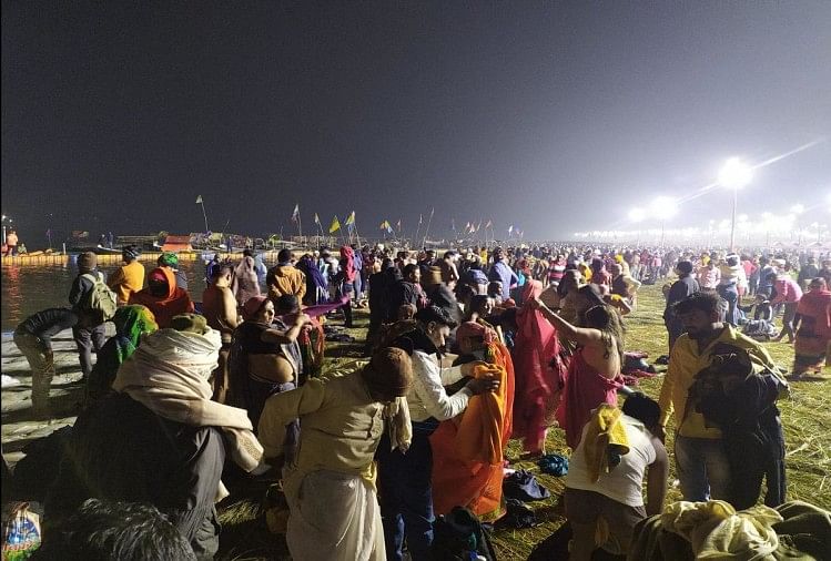 Prayagraj: Para Penyembah Mengambil Celupan Suci Sebagai Pertemuan Iman Di Pantai Gangga-yamuna