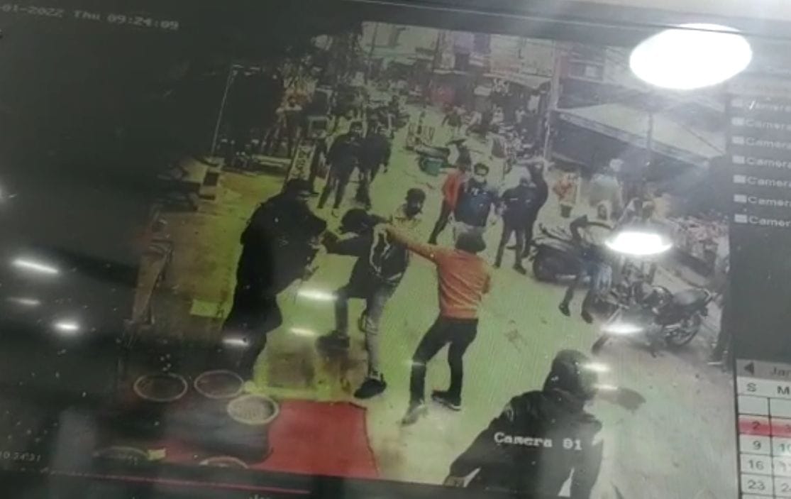 सीसीटीवी फुटेज में कैद मारपीट करते दोनों पक्ष। संवाद सीसीटीवी फुटेज में कैद मारपीट करते दोनों पक्ष। संवाद