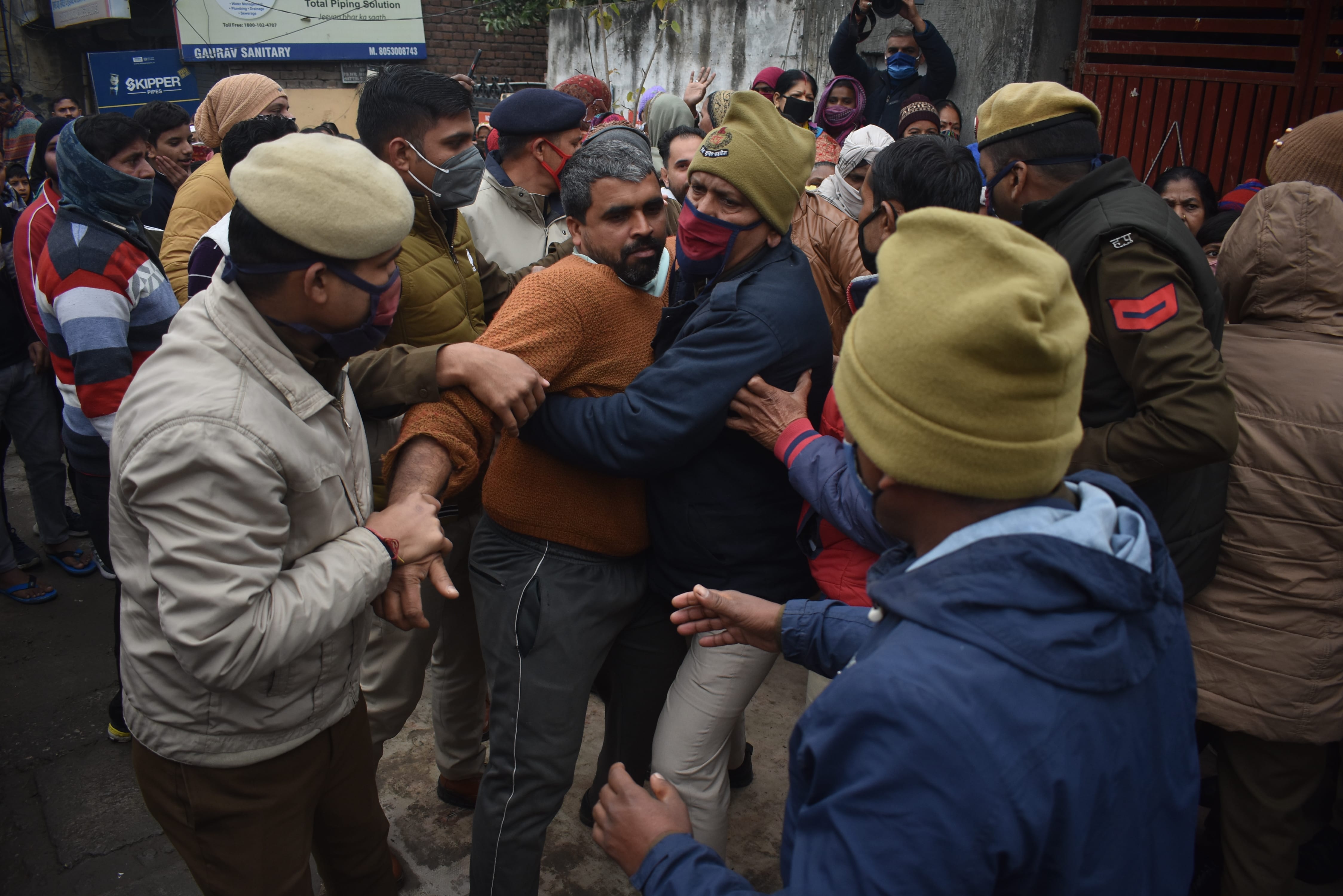 पानीपत। मंदिर के आगे खड़े हुए लोगों को धक्का देकर साइड़ करते हुए पुलिसकर्मी। पानीपत। मंदिर के आगे खड़े हुए लोगों को धक्का देकर साइड़ करते हुए पुलिसकर्मी।