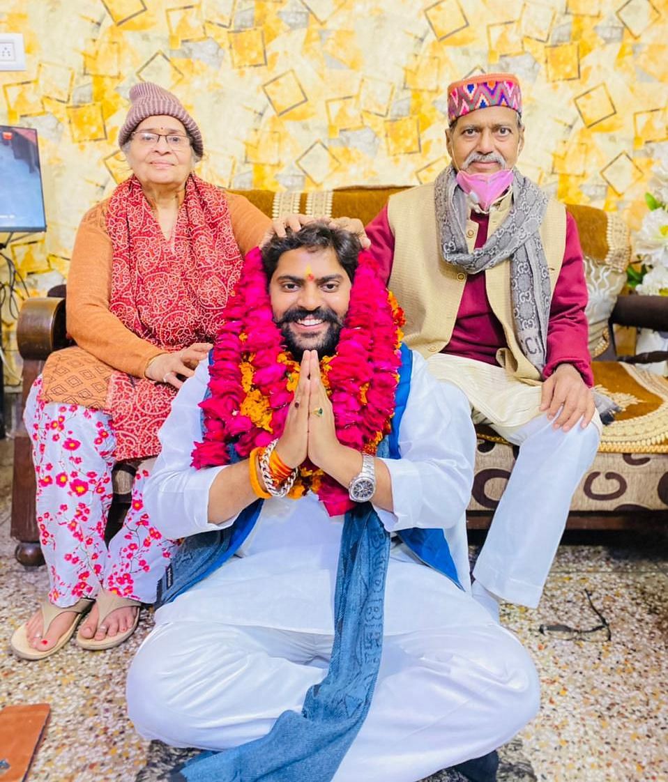 Gaurang Dev Chauhan menerima restu dari orang tuanya karena dinyatakan sebagai kandidat partai Kongres. Gaurang Dev Chauhan menerima restu dari orang tuanya karena dinyatakan sebagai kandidat partai Kongres.
