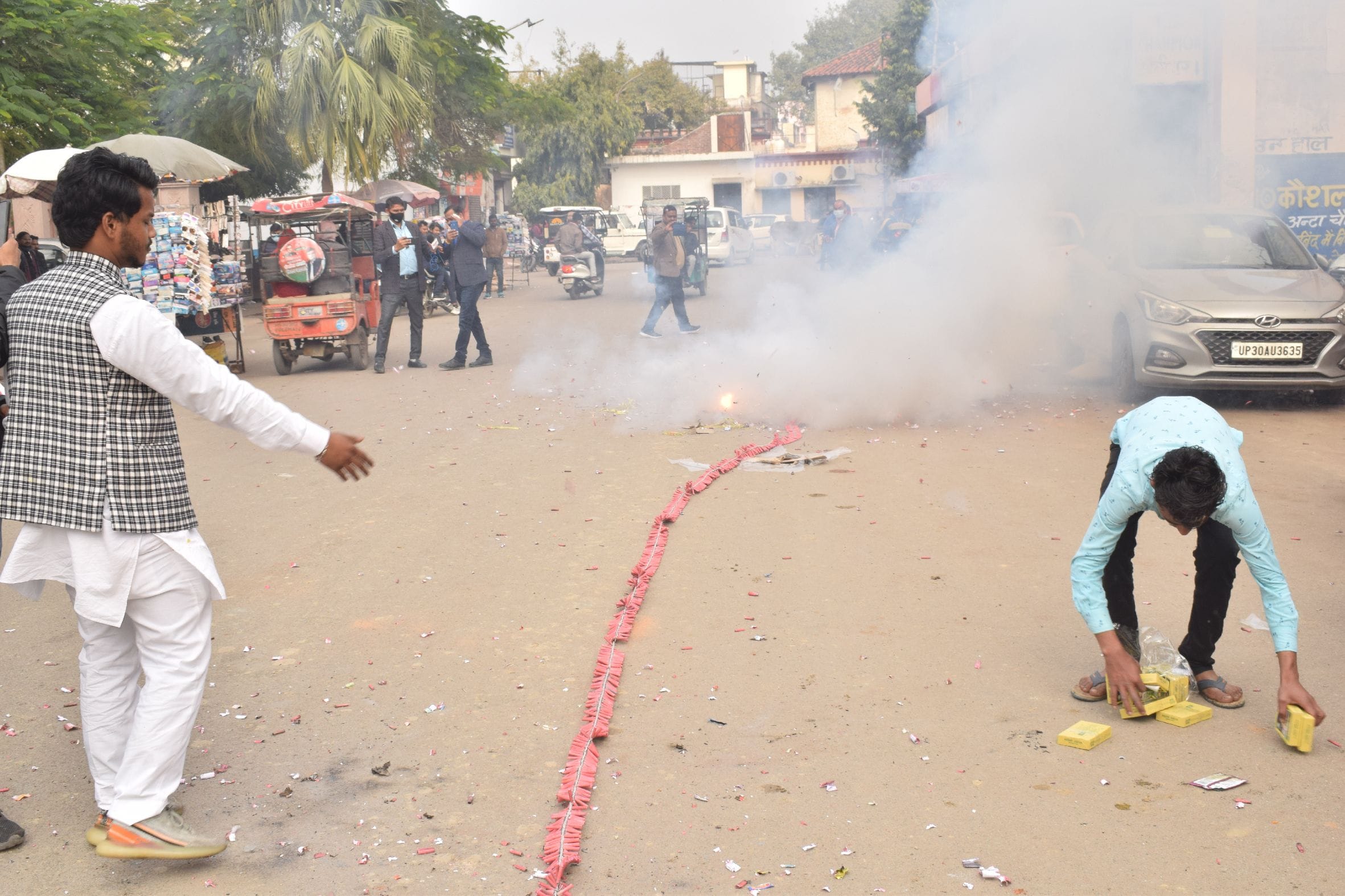 कांग्रेस प्रत्याशी के टिकट घोषित होने के बाद कांग्रेस कार्यालय के बहार अर्तिशबाजी करते कार्यकर? कांग्रेस प्रत्याशी के टिकट घोषित होने के बाद कांग्रेस कार्यालय के बहार अर्तिशबाजी करते कार्यकर?