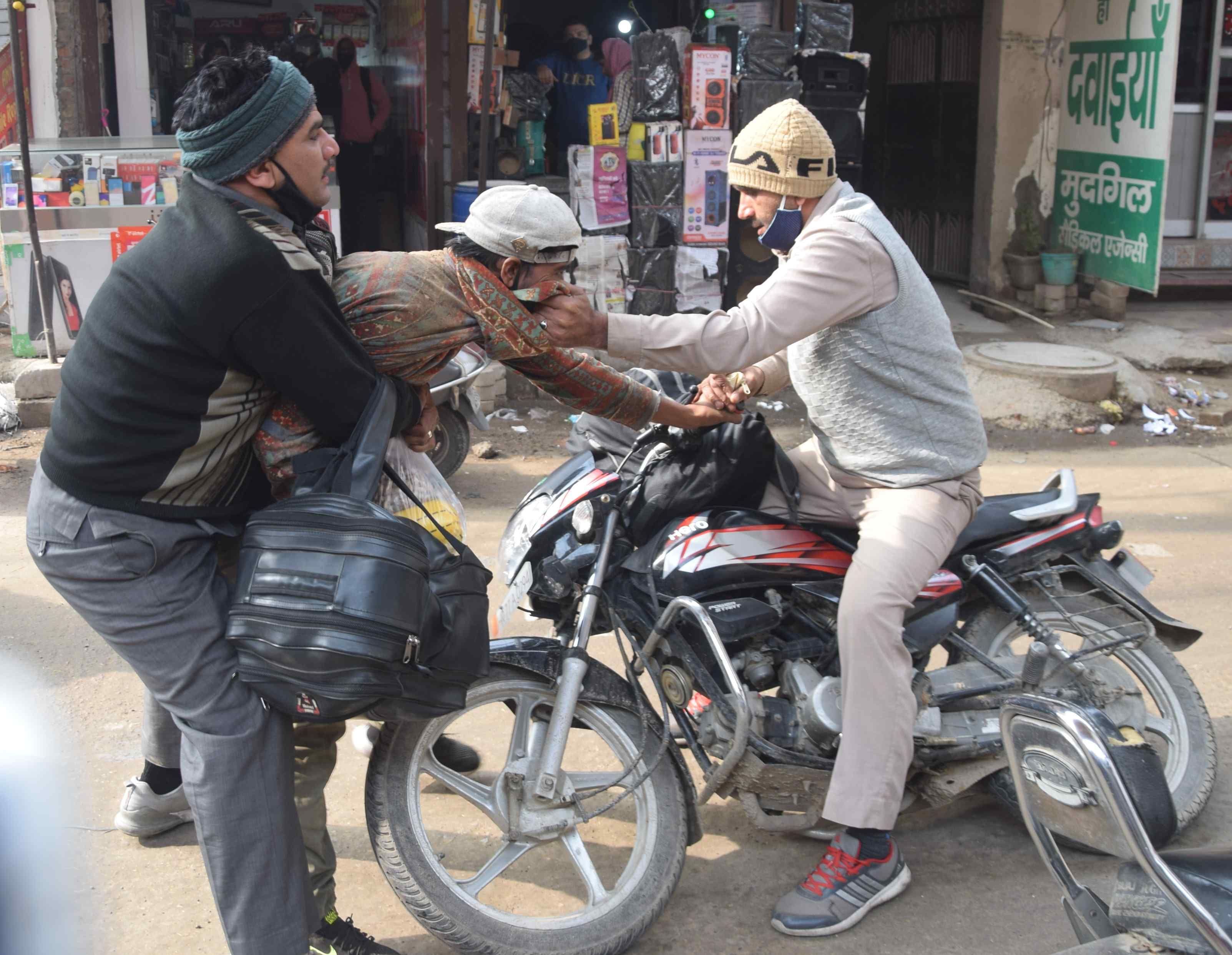 पुरानी सब्जी मंडी में महिला का पर्स छीन कर भागे युवक को कच्चा बेरी रोड पर बाईक से दौड़ाकर पकड़ते र? पुरानी सब्जी मंडी में महिला का पर्स छीन कर भागे युवक को कच्चा बेरी रोड पर बाईक से दौड़ाकर पकड़ते र?