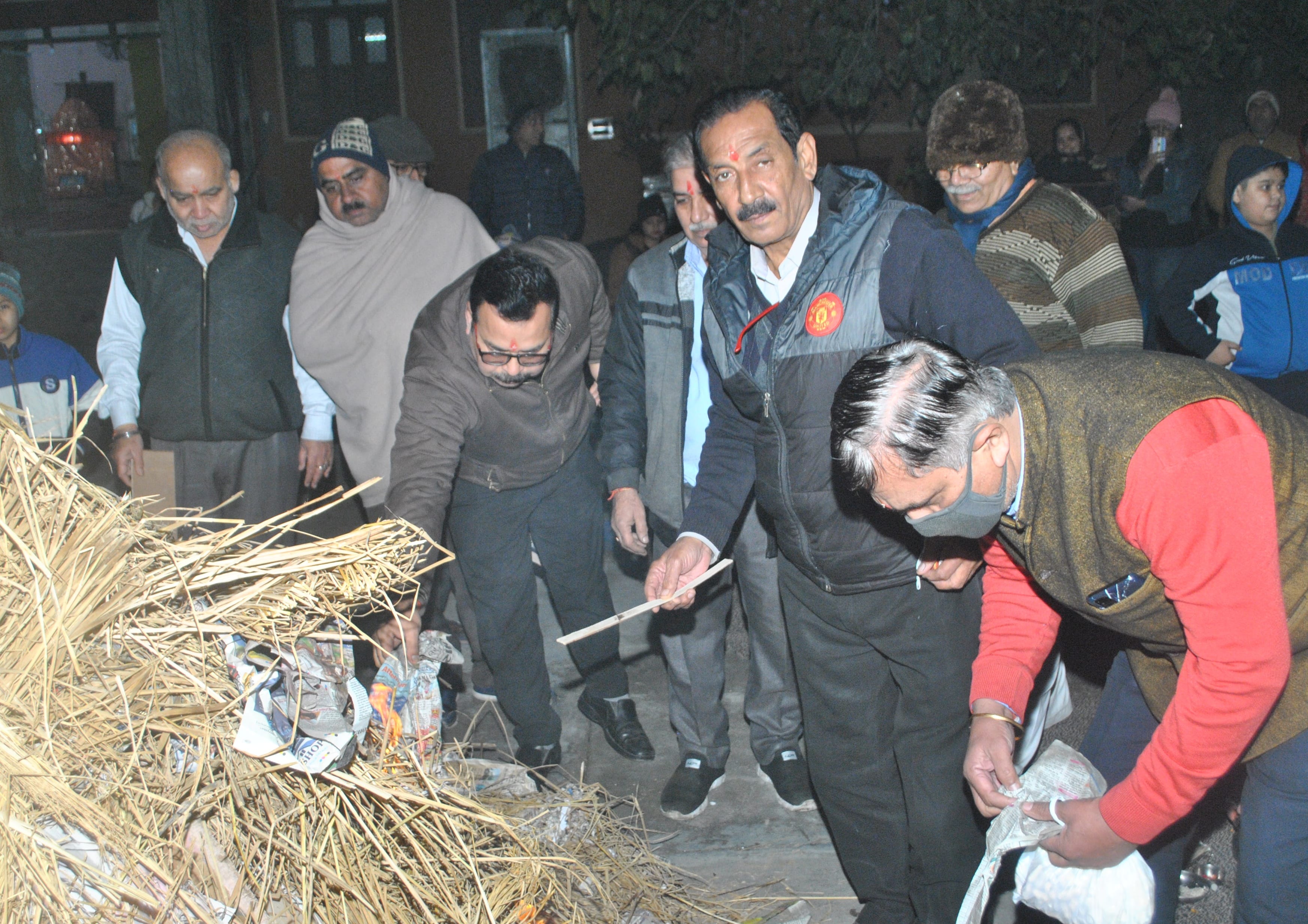 शामली पंजाबी कॉलोनी स्थित रघुनाथ मंदिर में लोहडी का पूजन करते पंजाबी समाज के लोग। शामली पंजाबी कॉलोनी स्थित रघुनाथ मंदिर में लोहडी का पूजन करते पंजाबी समाज के लोग।