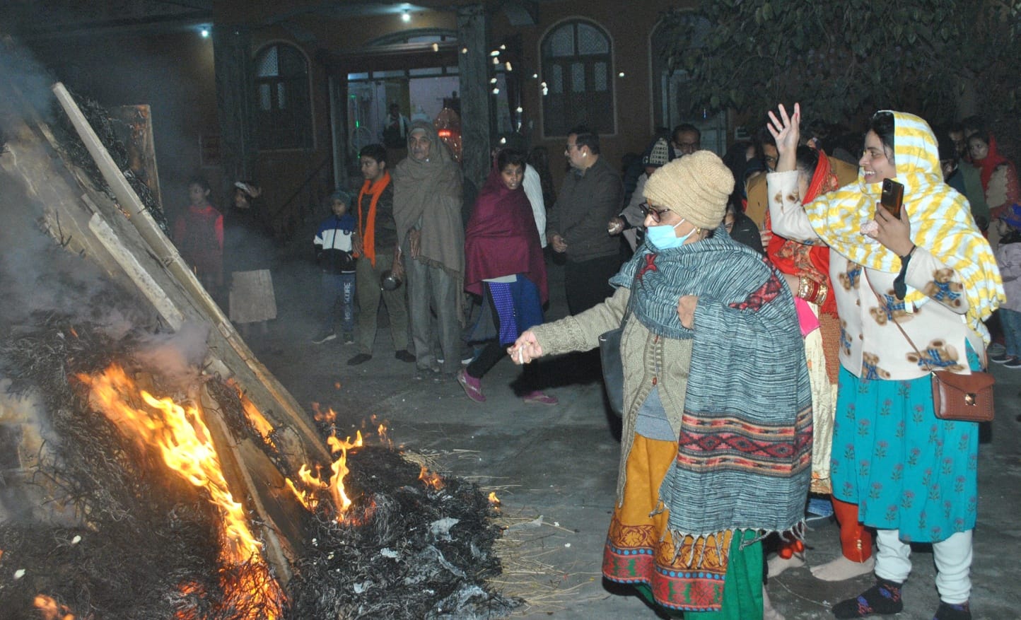 शामली पंजाबी कॉलोनी स्थित रघुनाथ मंदिर में लोहडी का पूजन करते पंजाबी समाज के लोग। शामली पंजाबी कॉलोनी स्थित रघुनाथ मंदिर में लोहडी का पूजन करते पंजाबी समाज के लोग।