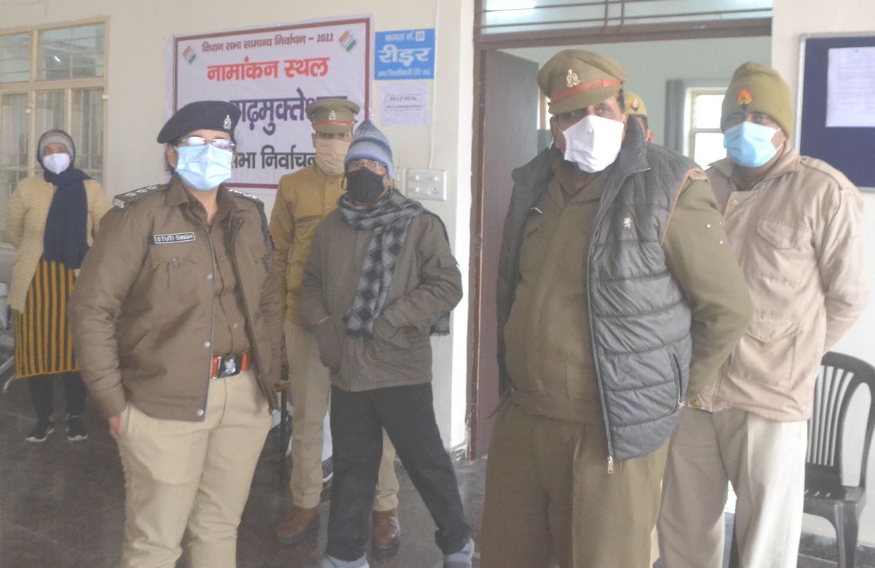 कलक्ट्रेट में नामांकन कक्ष के बाहर ड्यूटी पर तैनात खड़ी सीओ   संवाद