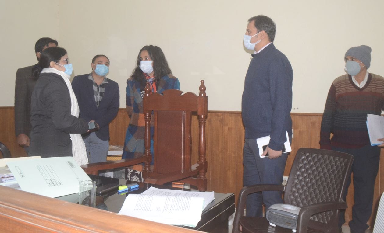 कलक्ट्रेट में नामांकन कक्ष का निरीक्षण करते डीएम   संवाद