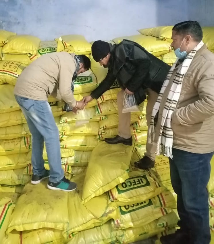 शामली सहकारी गन्ना विकास समिति के गोदाम पर छापेमारी करते जिला कृषि अधिकारी डॉ. हरी शंकर। शामली सहकारी गन्ना विकास समिति के गोदाम पर छापेमारी करते जिला कृषि अधिकारी डॉ. हरी शंकर।