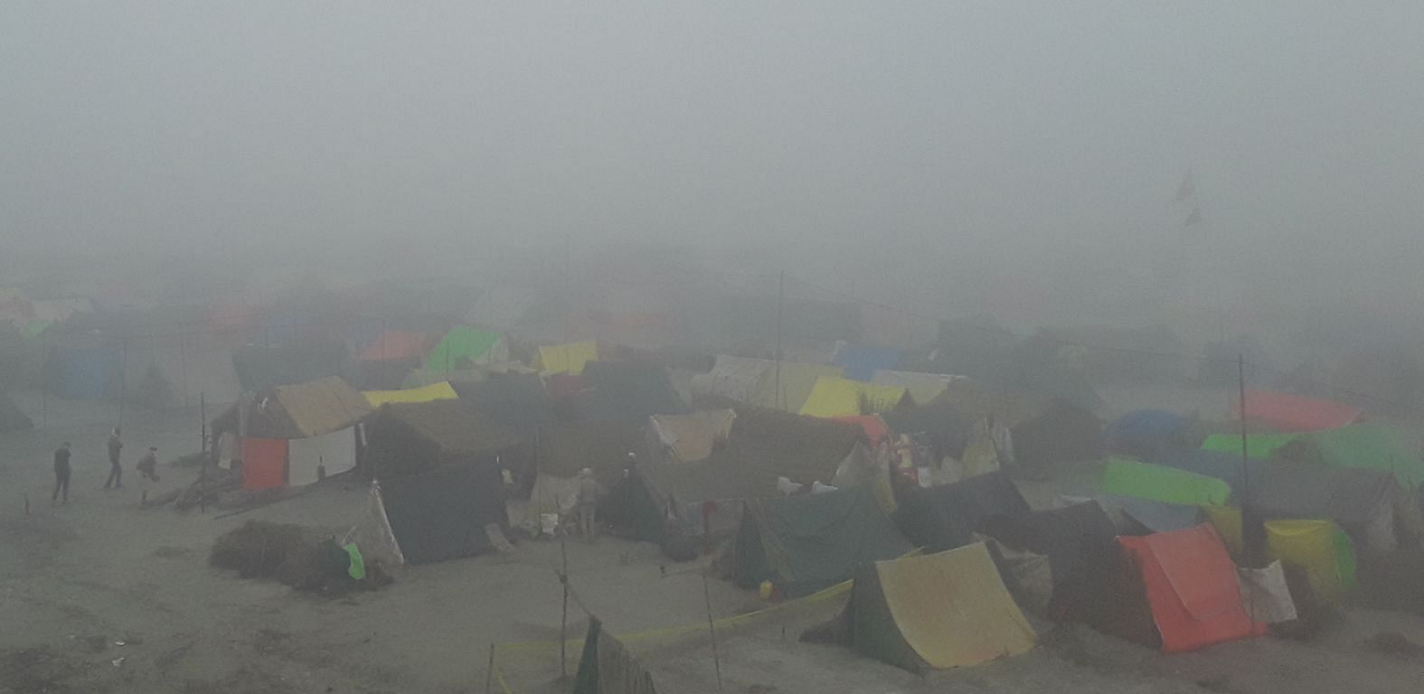 Kota tenda Kalpavas menetap di Ramnagariya yang adil yang terletak di Panchal Ghat, tertutup kabut tebal.  percakapan