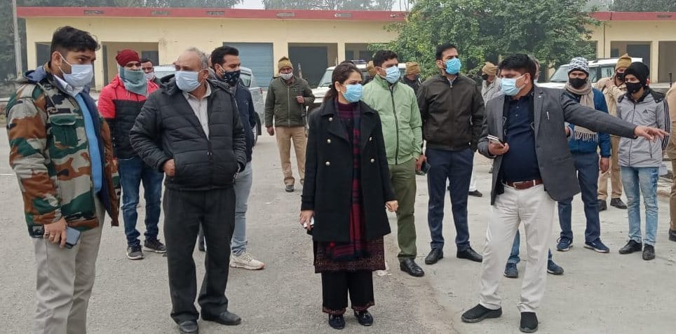 शामली नवीन मंडी स्थल का निरीक्षण करती डीएम जसजीत कौर व एडीएम संतोष कुमार। शामली नवीन मंडी स्थल का निरीक्षण करती डीएम जसजीत कौर व एडीएम संतोष कुमार।