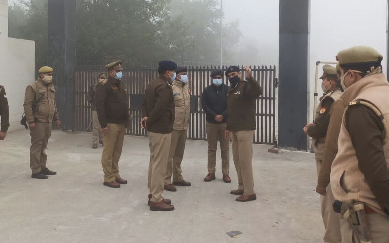 नामांकन के दौरान कलक्ट्रेट में नामांकन स्थल का निरीक्षण करने पहुंचे एडीजी   संवाद