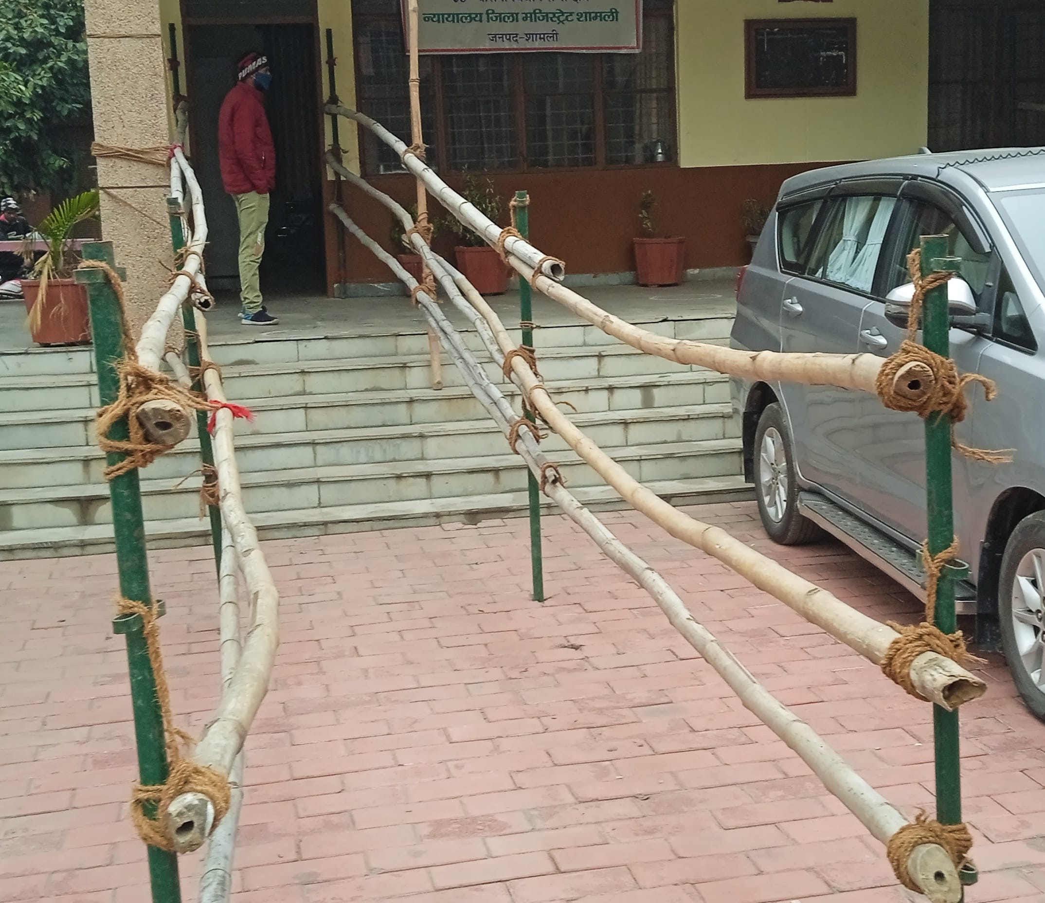 शामली कलक्ट्रेट में नामांकन प्रक्रिया के लिए तैयार बेरिकेडिंग। शामली कलक्ट्रेट में नामांकन प्रक्रिया के लिए तैयार बेरिकेडिंग।
