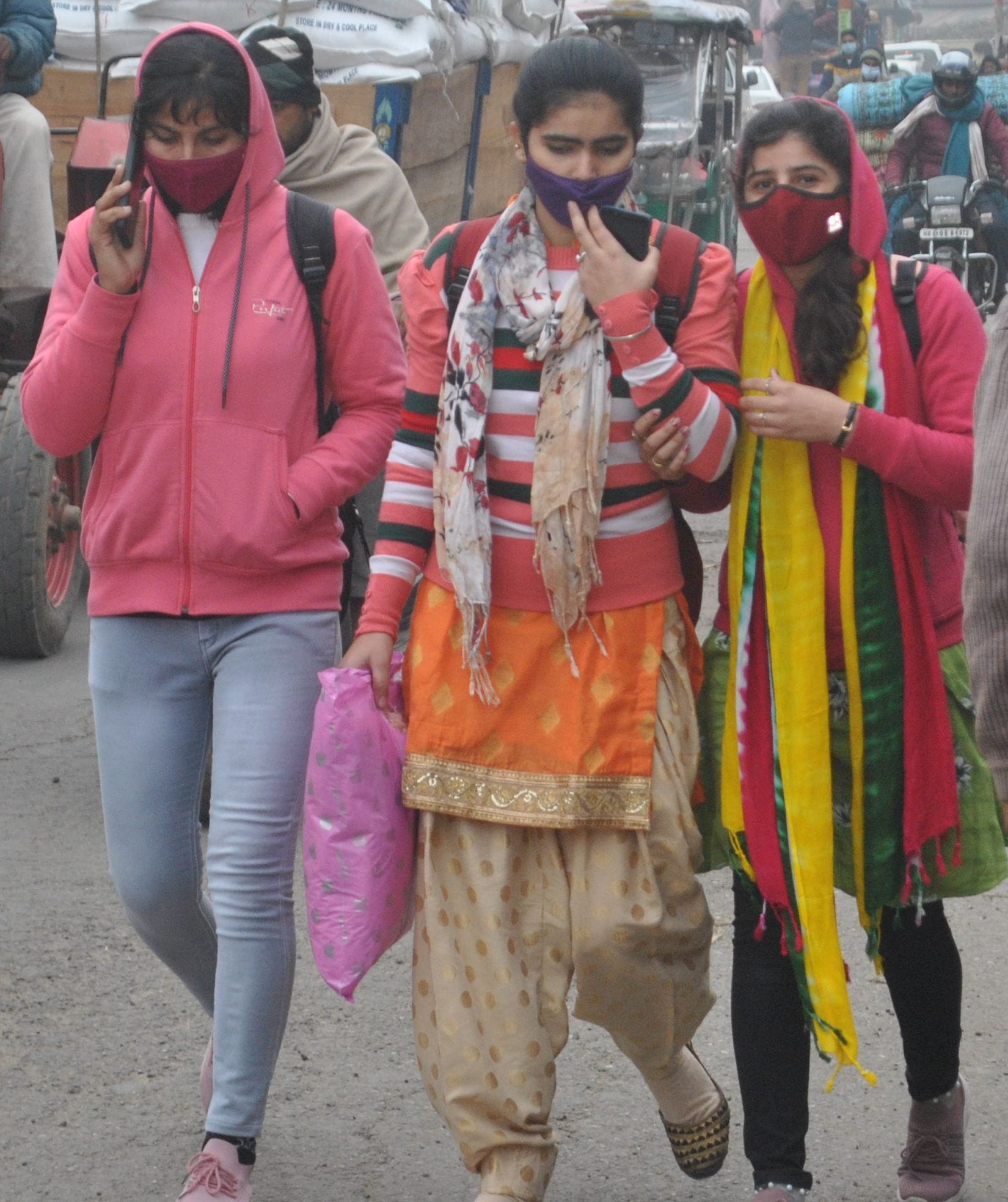 शामली सर्दी में गुजरती युवतियां। शामली सर्दी में गुजरती युवतियां।