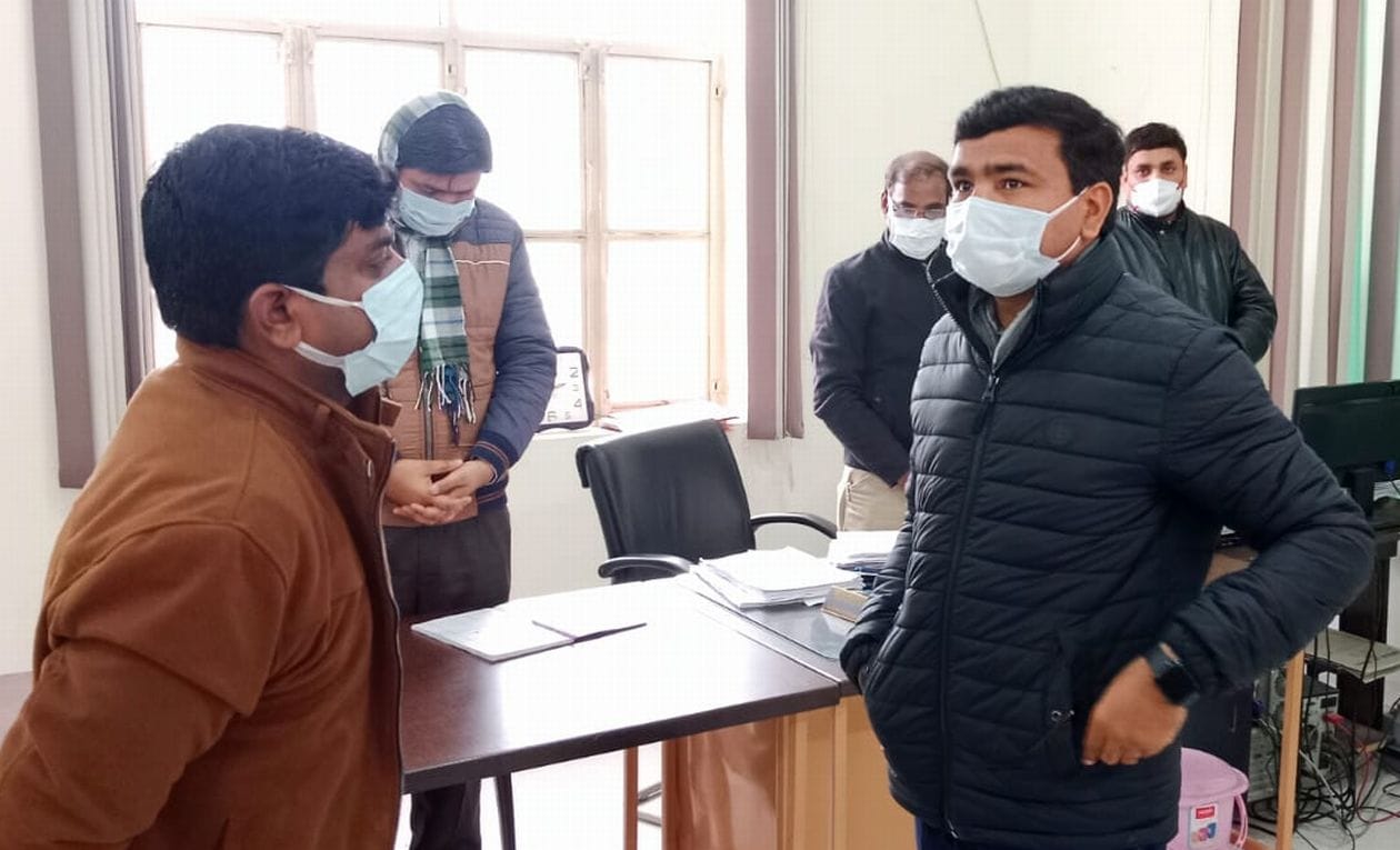 नामांकन के दौरान कलक्ट्रेट में नामांकन कक्ष का निरीक्षण करने पहुंचे कमिश्नर  संवाद