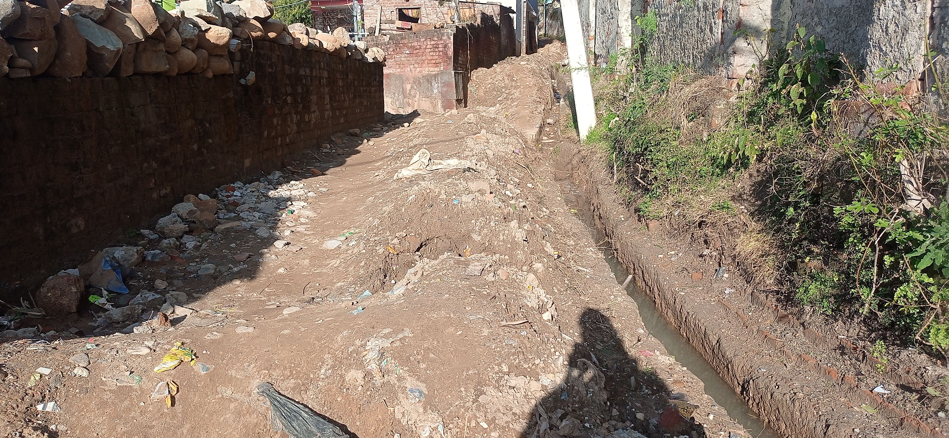 Jalan-jalan Ambedkar Colony of Ward 21 yang ditutup karena puing-puing pekerjaan saluran pembuangan Udhampur
