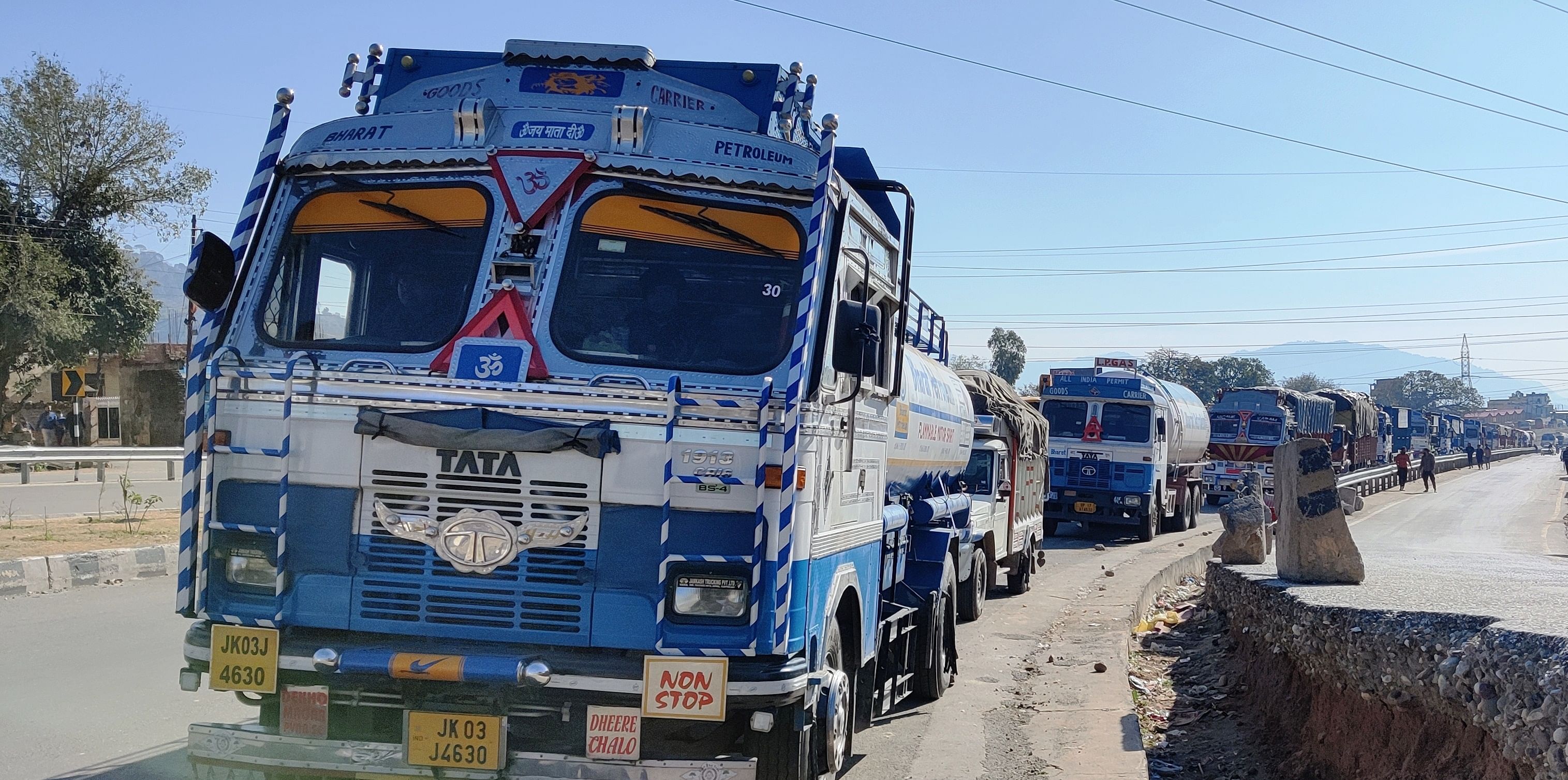 Truk berhenti di Jalan Raya Nasional Udhampur Truk berhenti di Jalan Raya Nasional Udhampur