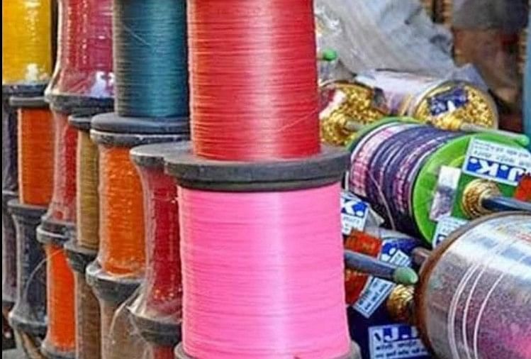 Ujjain : Porte de Chine coincée dans le cou d'une fille partant d'Activa, décédée des suites d'une grave blessure Ujjain : Une porte en Chine coincée dans le cou d’une fille venant d’Activa est décédée des suites d’une blessure grave