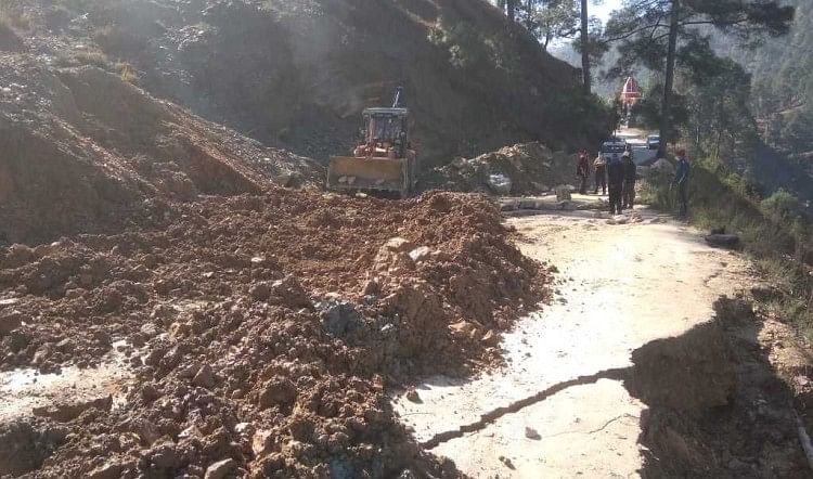 Konstruksi Jalan – Lalu lintas terganggu di jalan raya Girechina karena perbaikan jalan di Dwarkachina