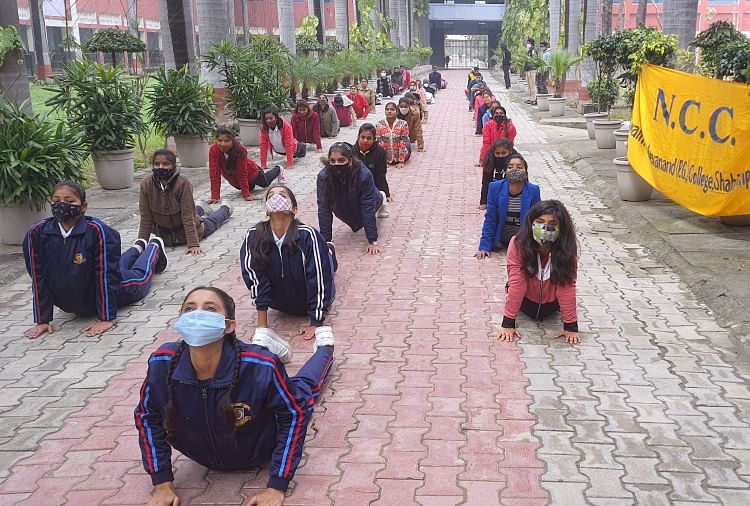 Taruna melakukan grup Surya Namaskar di SS College Taruna Melakukan Grup Surya Namaskar Di Ss College