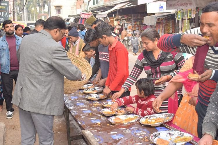 Perjamuan Khichdi Diadakan Di Berbagai Tempat Pada Acara Makar Sankranti