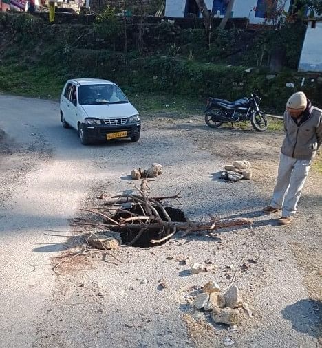 Un nid de poule crée des dégâts à Ranikhet – Même après quatre mois, le nid de poule de la route à Pantkotli n’a pas pu être réparé