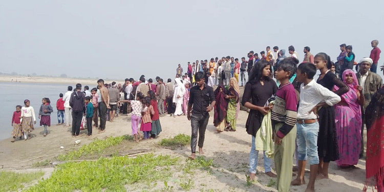 Berita Hamirpur – Perahu terbalik di sungai Yamuna, warga desa mengevakuasi semua warga dengan selamat