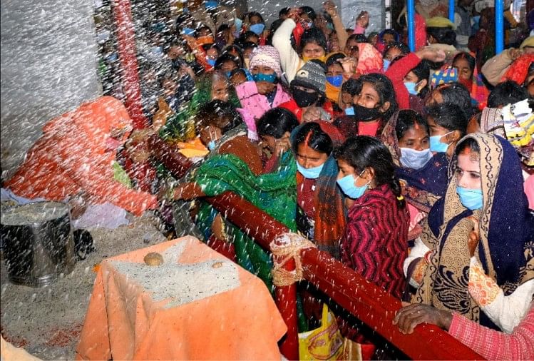 Sebelum Makar Sankranti Dua Lakh Menawarkan Khichdi Kepada Baba Gorakhnath – Foto: Sebelum Makar Sankranti Dua Lakh Menawarkan Khichdi kepada Baba Gorakhnath