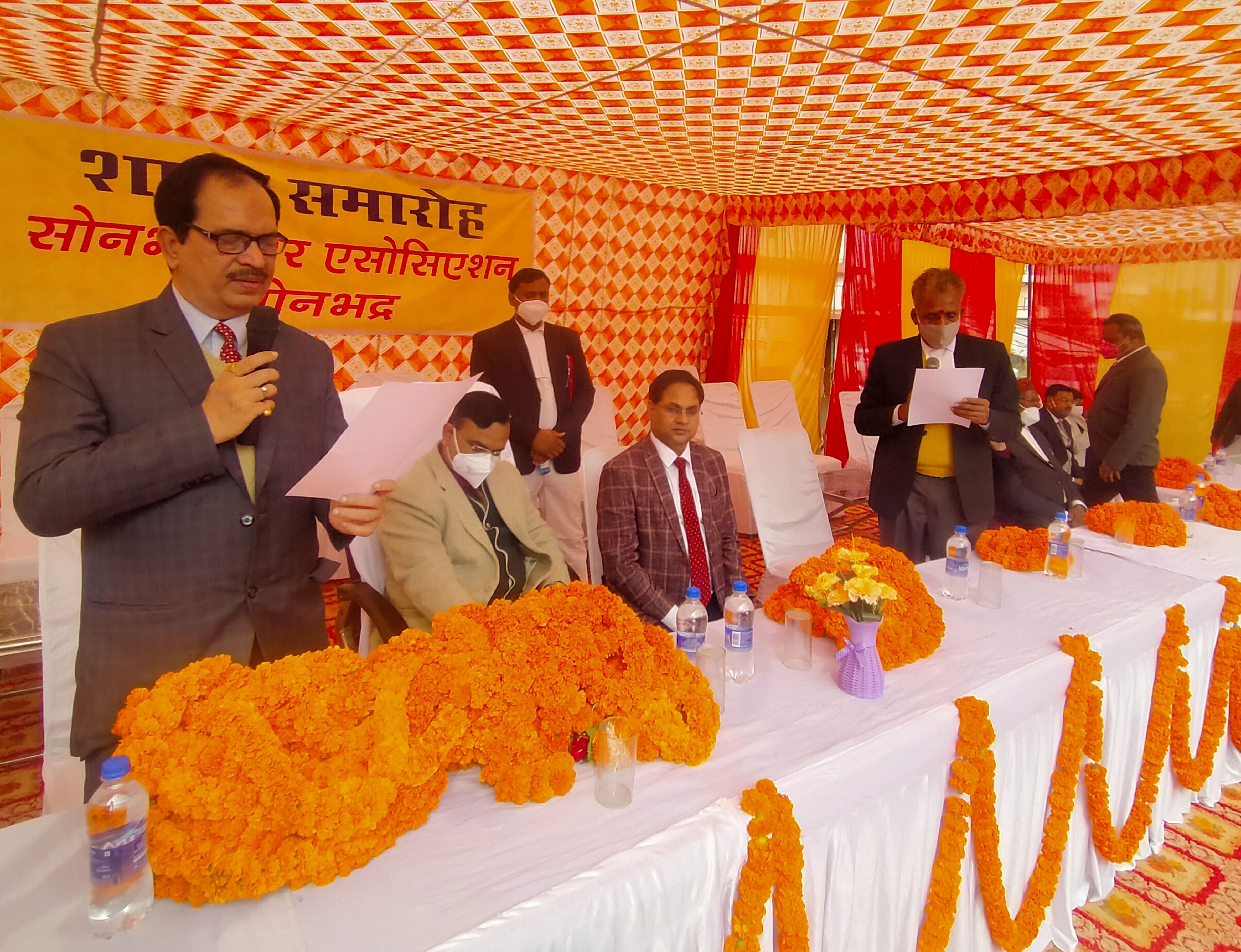 राबर्ट्सगंज कचहरी परिसर में सोनभद्र बार एसोसिएशन के अध्यक्ष महेंद्र शुक्ला को शपथ ग्रहण कराते अ राबर्ट्सगंज कचहरी परिसर में सोनभद्र बार एसोसिएशन के अध्यक्ष महेंद्र शुक्ला को शपथ ग्रहण कराते अ
