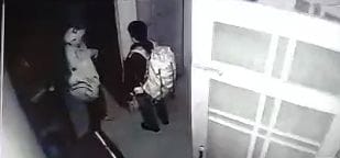 पानीपत।  सीसीटीवी में कैद दोनों चोर चोरी करने के बाद बैग लेकर जाते हुए।