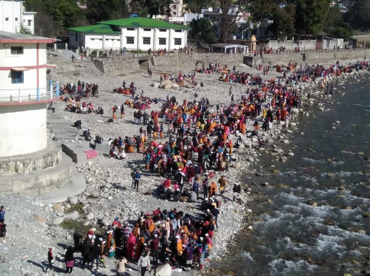 Les gens se sont rassemblés à Surajkund, Bageshwar, pour mener les rites funéraires de Makar Sankranti.  Samvad Nouvelles AJ?