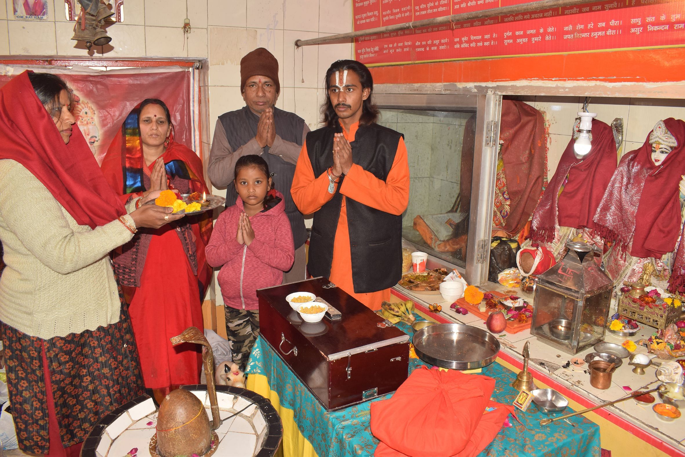 Para penyembah melakukan aarti pada kesempatan festival Makar Sankranti di kuil Shri Ruddha Balaji Dham di Shahjahanpur. S? Para penyembah melakukan aarti pada kesempatan festival Makar Sankranti di kuil Shri Ruddha Balaji Dham di Shahjahanpur. S?