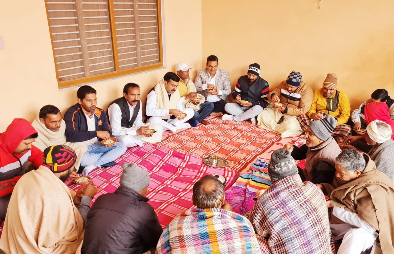 नानौता में सहभोज के दौरान खिचड़ी का प्रसाद ग्रहण करते भाजपाई