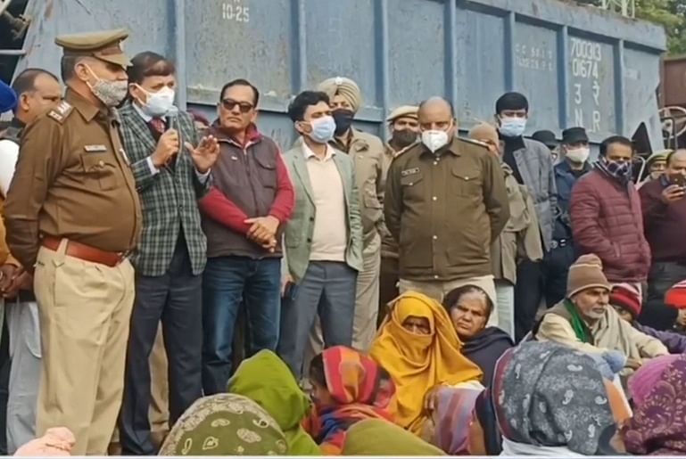 ADRM Divisi Kereta Api Ambala memberikan jaminan kepada orang-orang yang duduk di rel kereta api. ADRM Divisi Kereta Api Ambala memberikan jaminan kepada orang-orang yang duduk di rel kereta api.